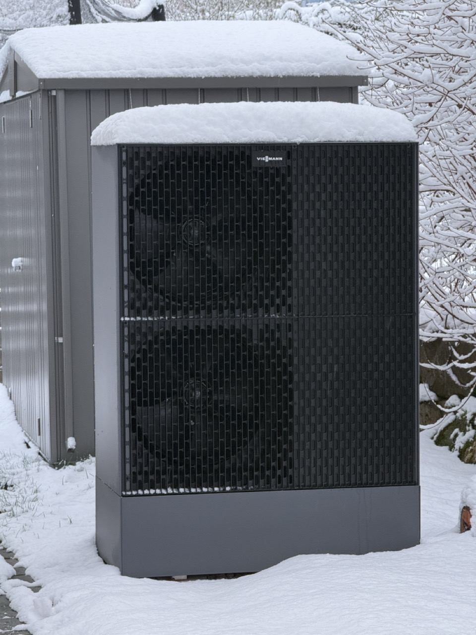 Außeneinheit der Wärmepumpe im Schnee