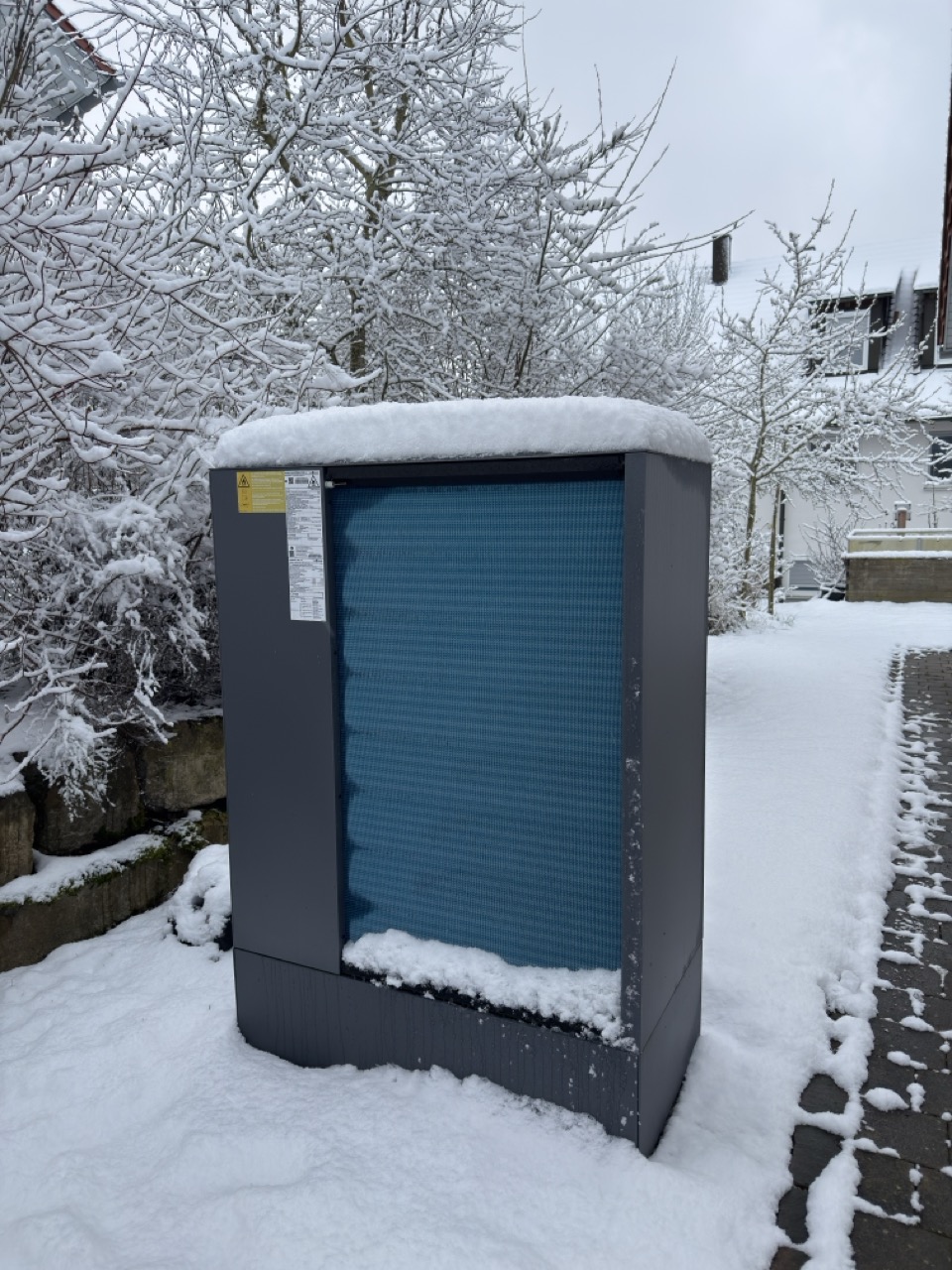 Wärmetauscher auf der Rückseite der Wärmepumpe im Winter